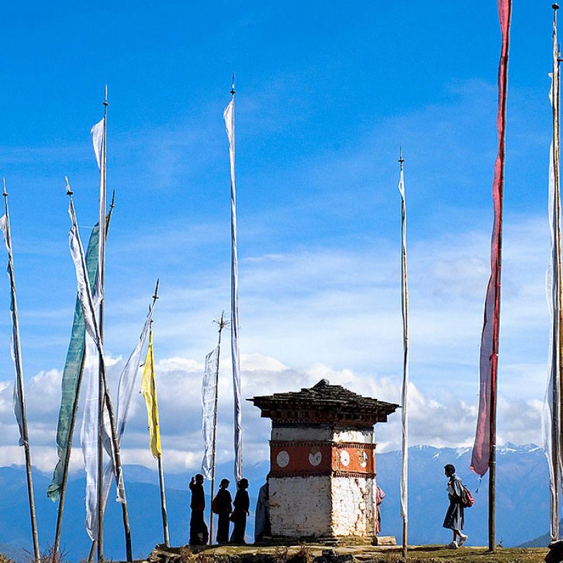 1-slide-bhutan-pj-trek-mountains-flags-pano